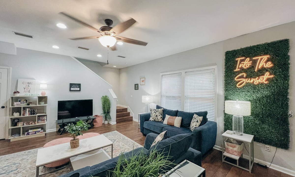 Gainesville House | Perfect Background Hangout-Café Lit Patio, Bonfire, BBQ Grill-near UF Stadium!