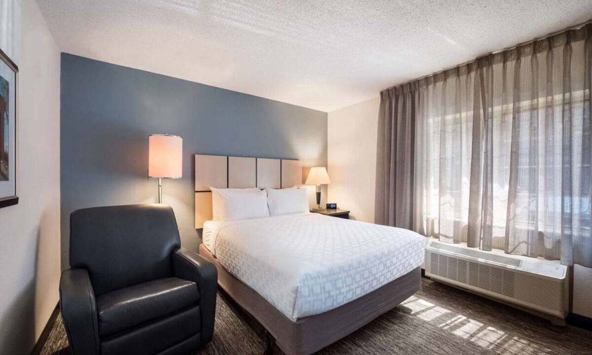 Plano Hotel | Perfect for Groups! 2 Spacious Units with Kitchens, Pets are Welcome!
