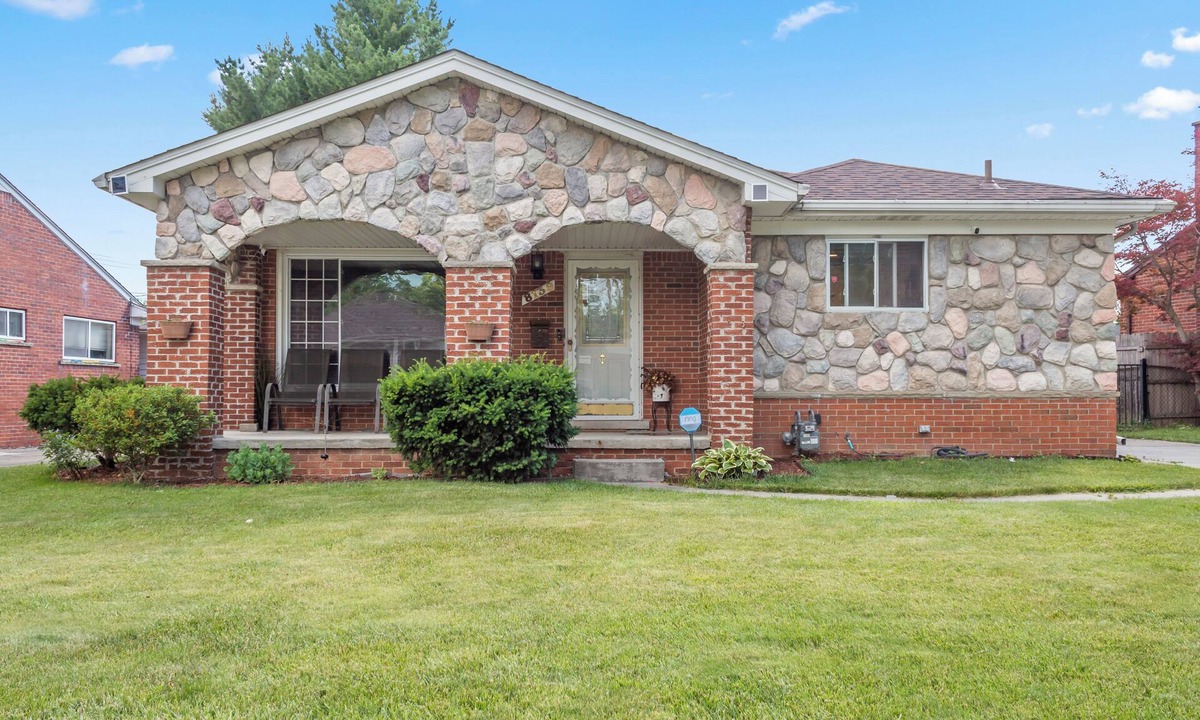 Dearborn Heights House | Perfect middle of everywhere home!