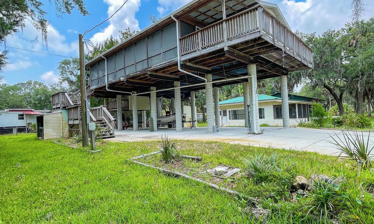 Chiefland House | Perfect Suwannee Getaway! Steps from the water with Elevator!