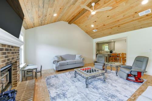 Perry House | Perry Family Home on 2 Acres w/Private Pool