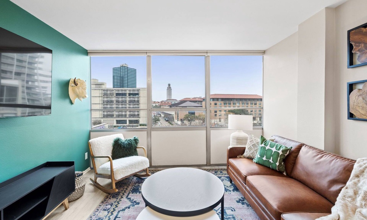 Museum District Condo | Pet-friendly, 2 king beds in Downtown Austin with 1 gigabit Wifi