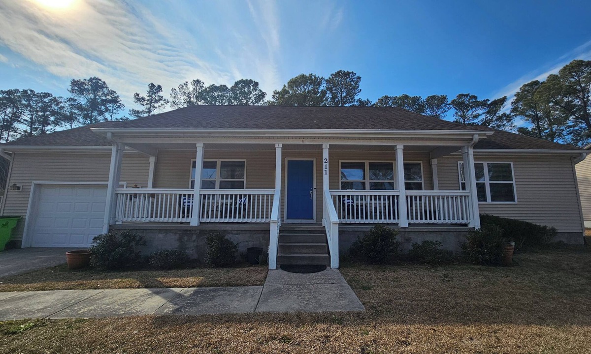 Shallotte House | Pet Friendly 3-Bedroom 2-Bath Fenced Yard Minutes to OIB Doggie Door ILM 45 mins