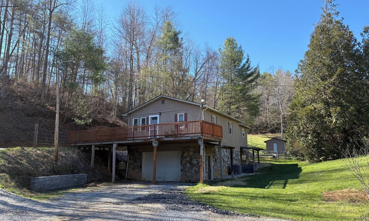 Hampton House | Pet-friendly 3-bedroom house in Hampton, Tennessee