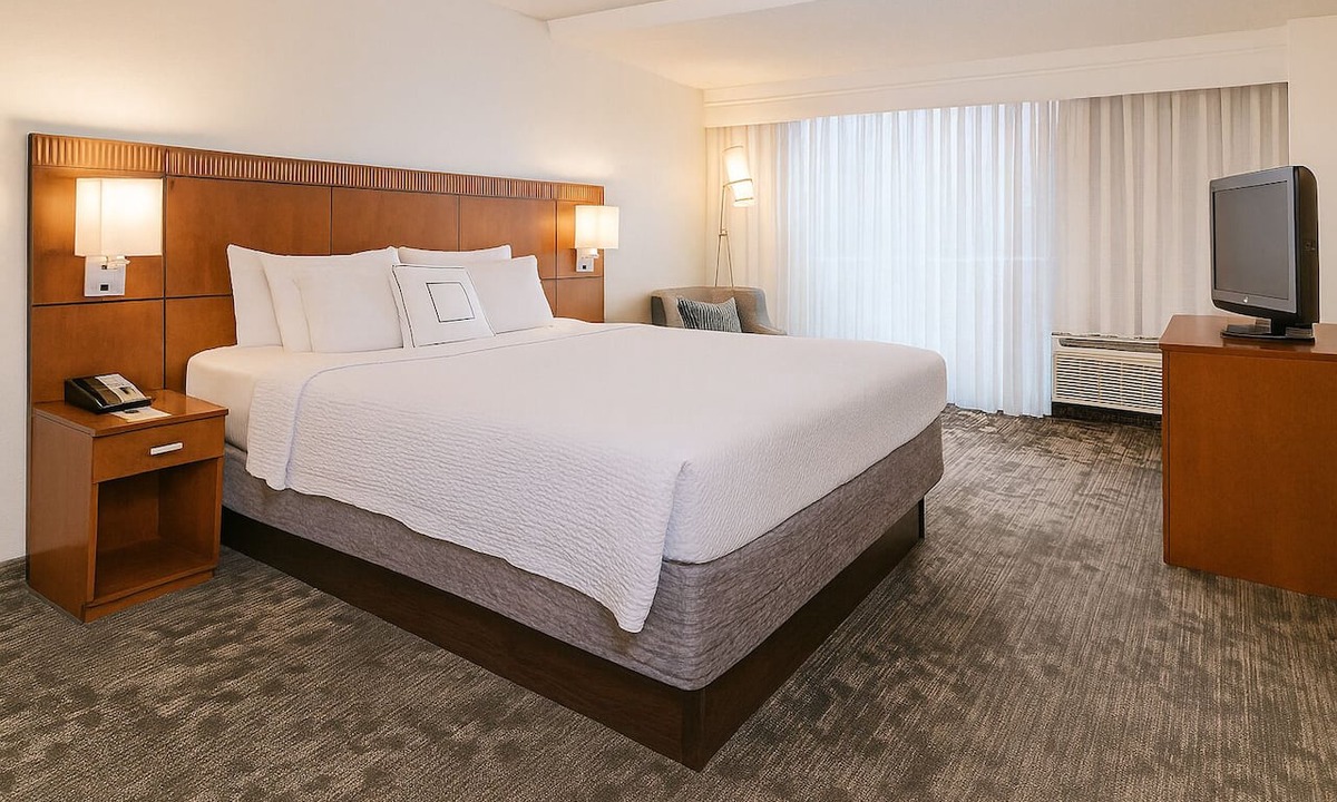 Rosslyn Hotel | Pet Friendly Hotel Near Lincoln Memoria! Onsite Starbucks & Parking!