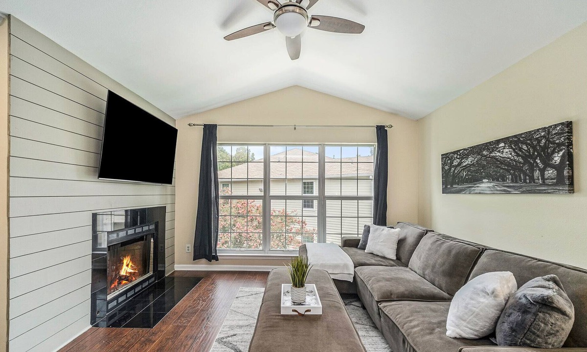 Charleston Condo | Pet Friendly One Bedroom with Pool - Close to Downtown