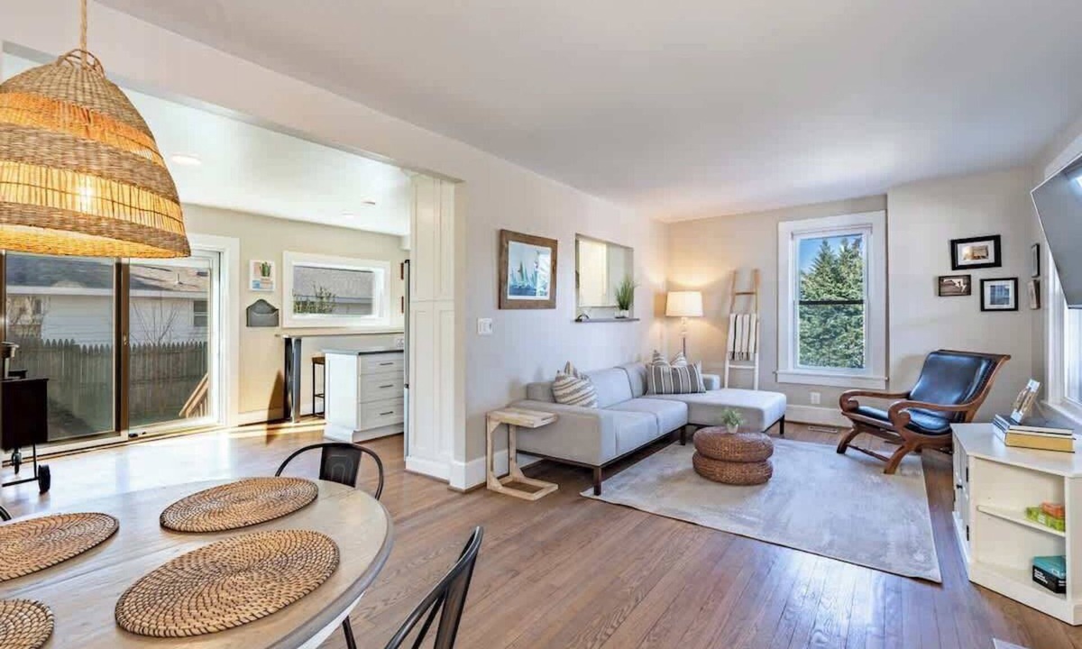 West Annapolis House | Pet Friendly | Park Free & Walk to USNA Stadium