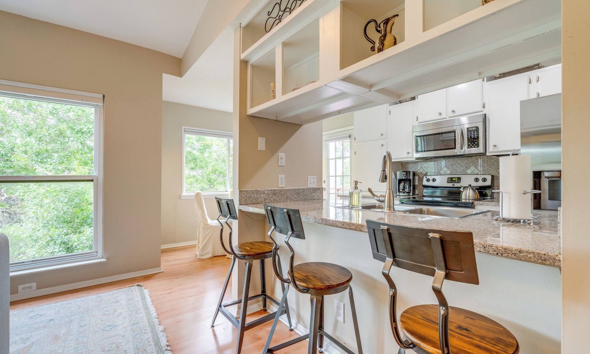 Westlake Highlands House | Pet-Friendly Townhome w/ Deck Near Downtown Austin