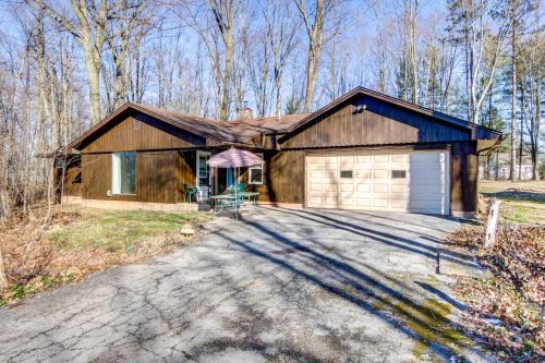 Poland House | Pet-Friendly Youngstown Cottage w/Yard