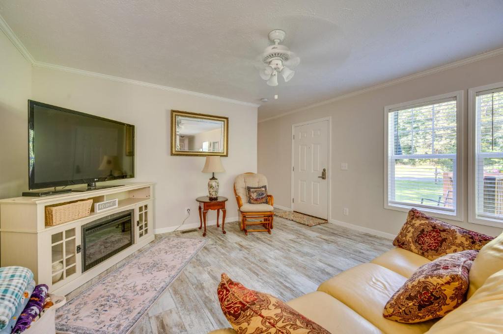 Southmont House | Pets Welcome! Lexington Getaway w/Gigantic Yard
