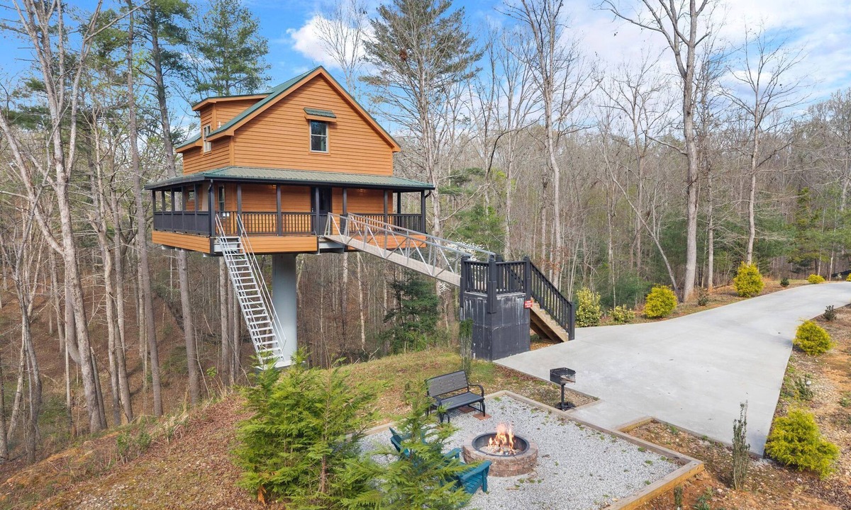Cleveland Cabin | Pinnacle Suite Treehouse- Cedar Creek Rentals LLC