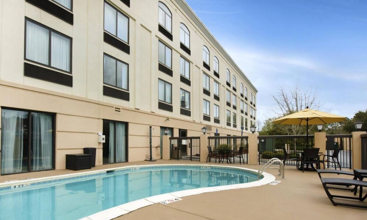 Savannah House | Pleasant Stay, Convenient Location! 4 Convenient Units, Free Parking