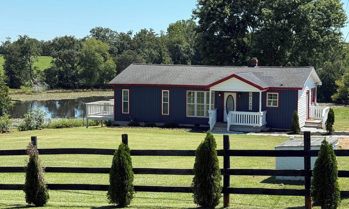 Greer House | Pond View provides a quiet privacy just 8 minutes from the airport.