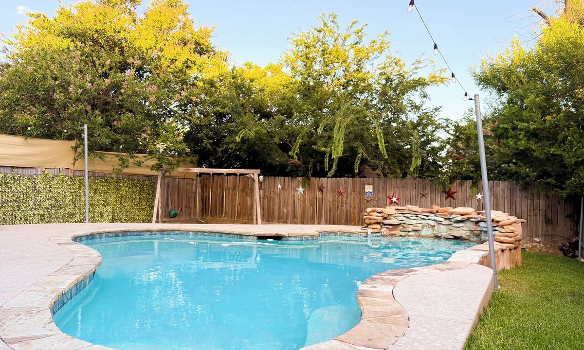 Greenslopes At Lake Creek House | Pool House near Downtown Round Rock
