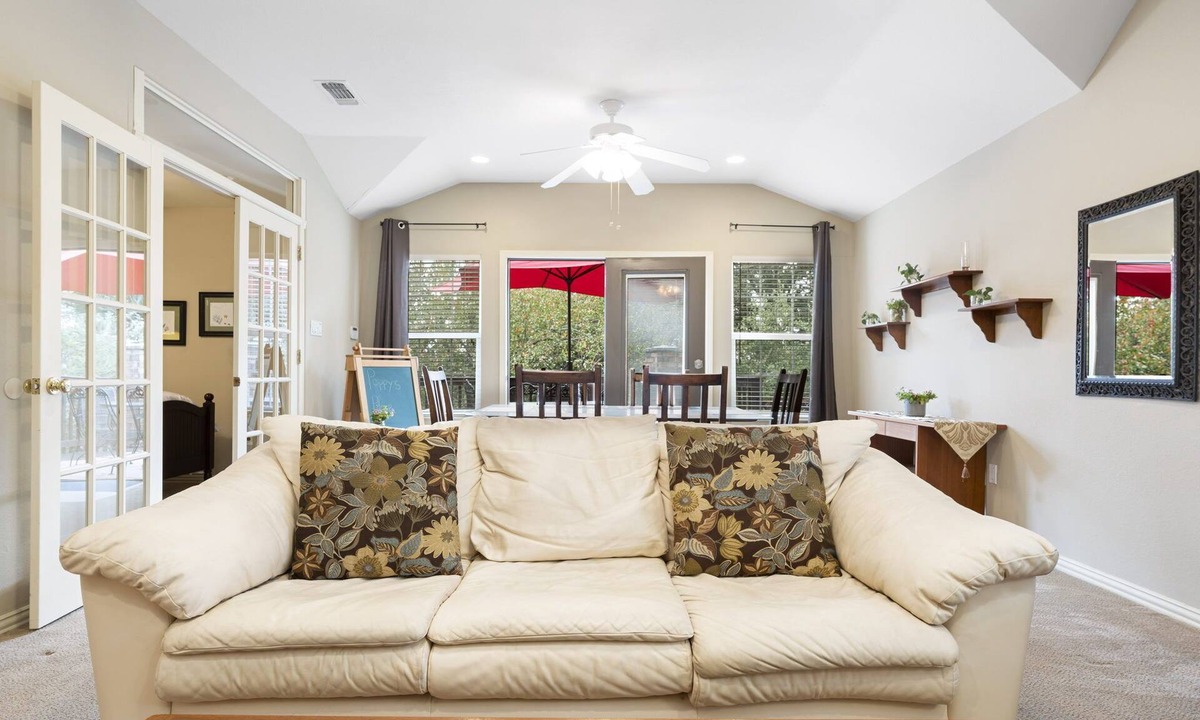 Austin Cottage | ✦Poppy's Place✦ South Austin Guest House