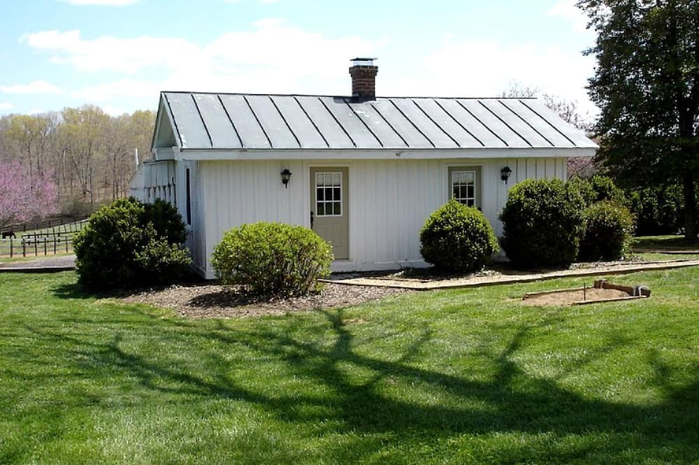 Gordonsville Cottage | Pre-Civil War Servants' Cottage on Huge Horse and Cattle Farm near Charlottesville, Virginia
