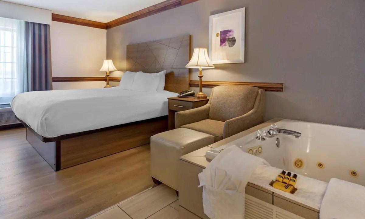 South Hill Hotel | Premium Whirlpool King Suite | Full Kitchen | Daily Hot Breakfast & Parking