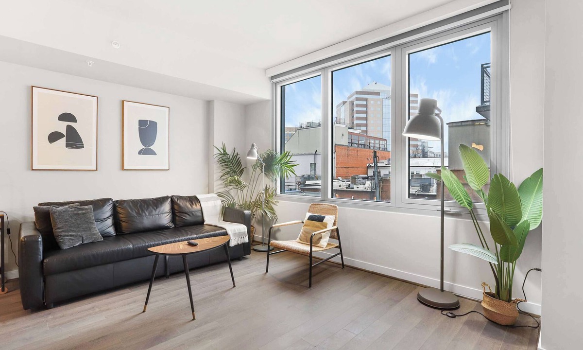 Clarendon Apartment | Prime Area | Spacious Apt Near Metro