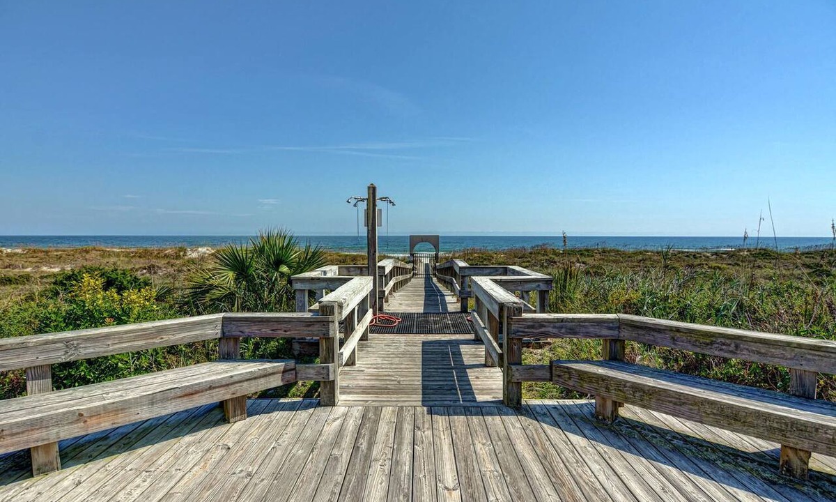 Shell Island Condo | Prime Oceanfront Location: Pool, Balcony & Tennis Court