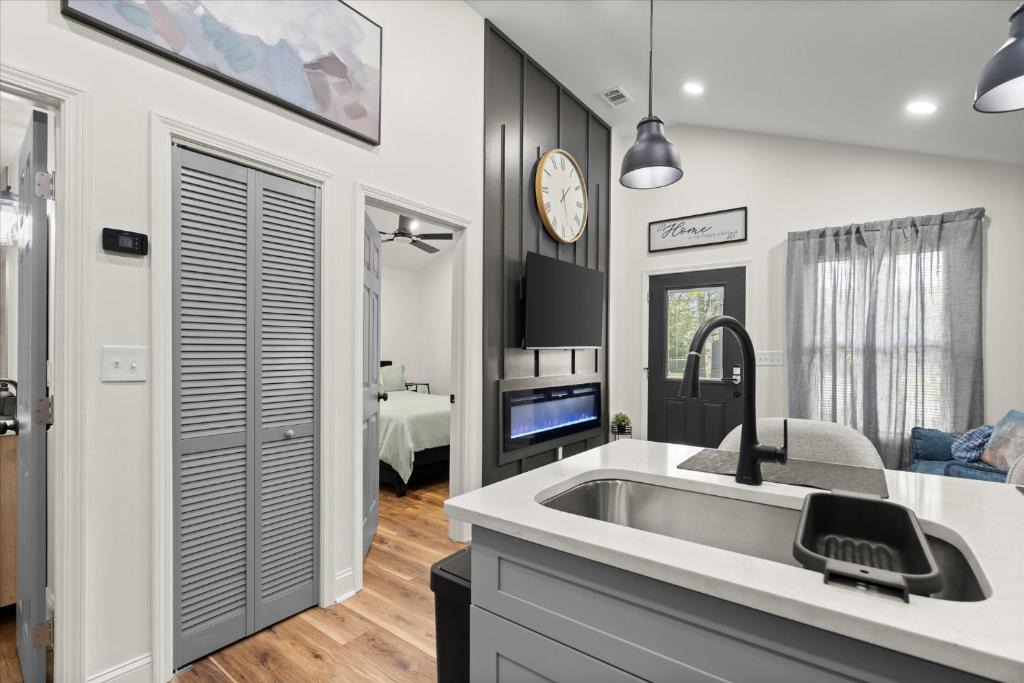Belvedere Park House | Private 2BR 2BA Cottage Full Modern Amenities