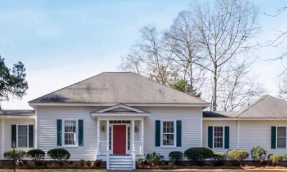 New Bern House | Private 3BR Historic Farmhouse near downtown New Bern on 33 acres