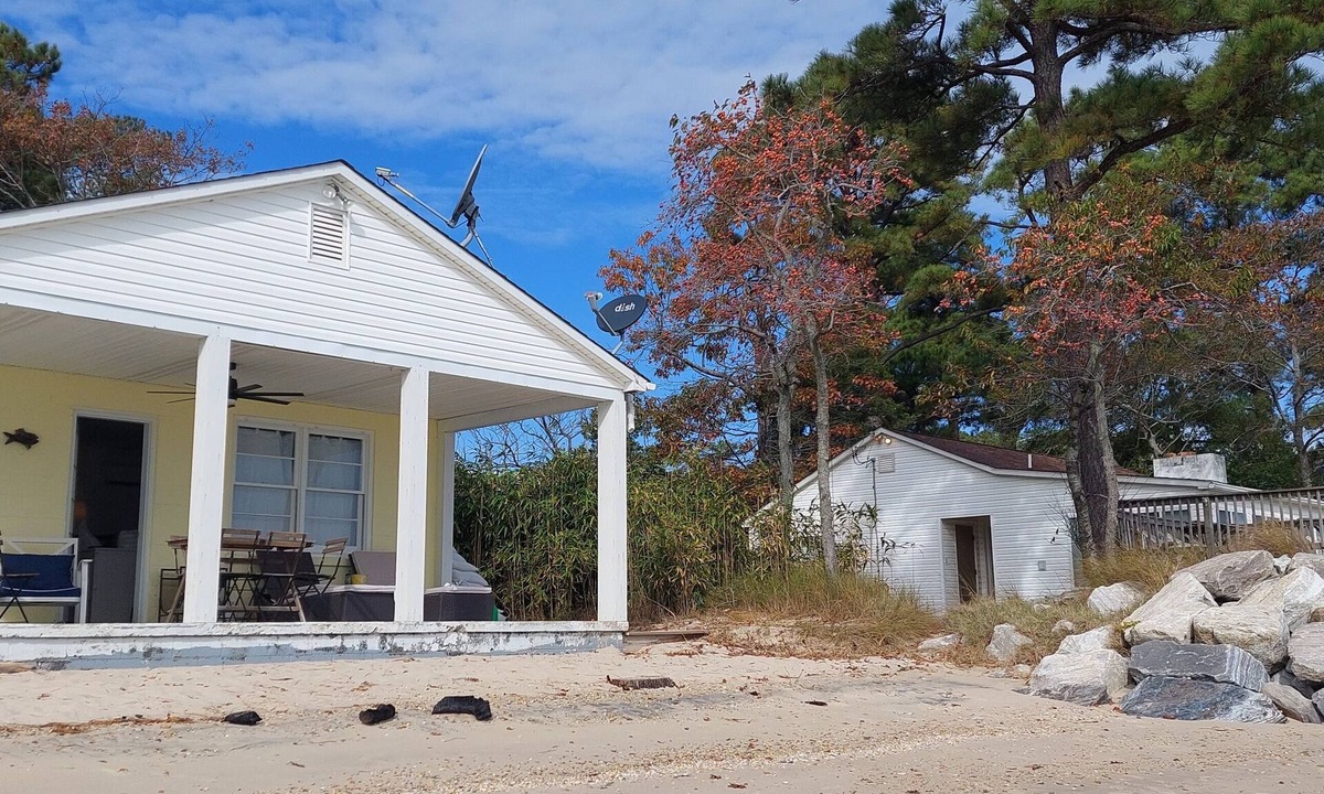 Point Lookout Cottage | Private Beach Front Getaway at The Sunshine Beach Cottage.