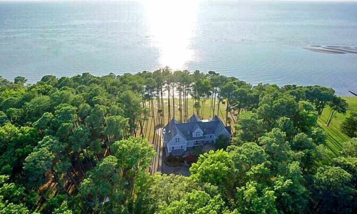 Weirwood House | Private Beach & Private Dock! Luxury Beachfront 5 Bedroom, 3.5 Bath home