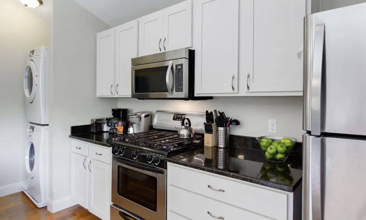 Holly House | Private Craftsman Cottage in East Austin