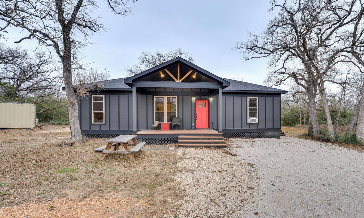 Waelder Cabin | Private Deck & Forest Setting: Waelder Cabin!