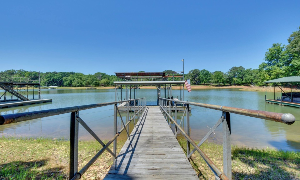 Townville Cabin | Private Dock & Game Room! Lake Hartwell Retreat