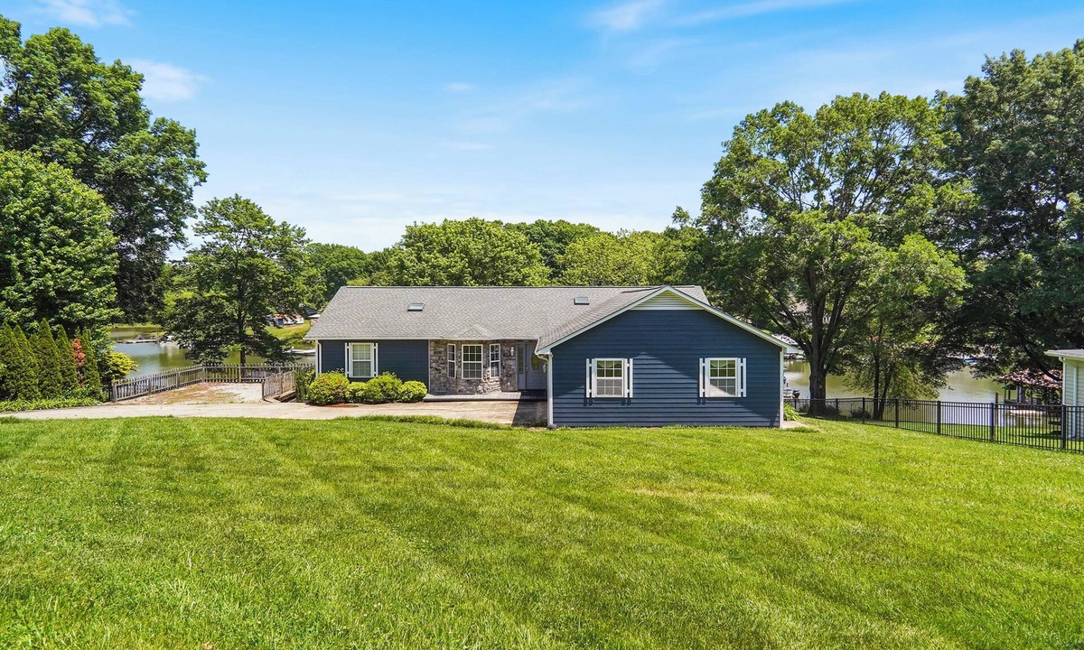 Terrell House | Private dock, hot tub, game room, paddle boat & fire pit!