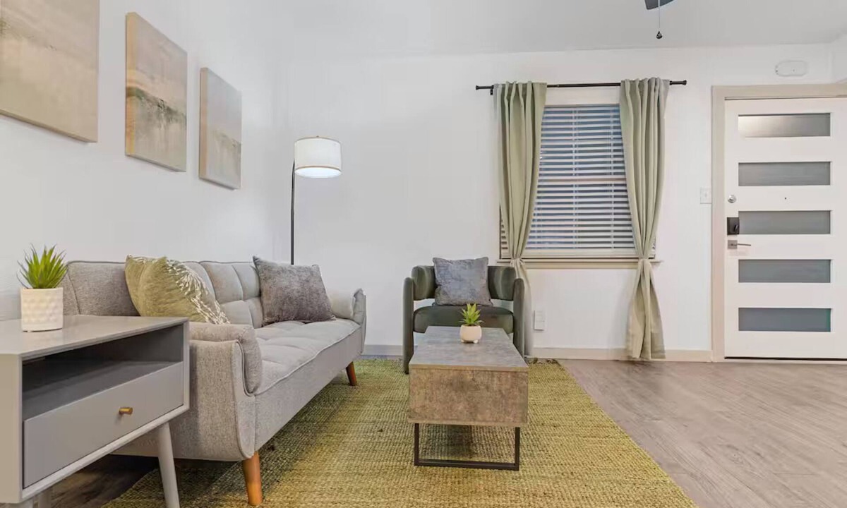 Clarksville Apartment | Private Downtown Austin Suite–King–UT–F1–ACL Fest