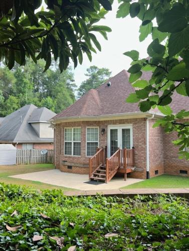 Augusta House | Private Fenced Yard Sleeps 10 Mins to Malls