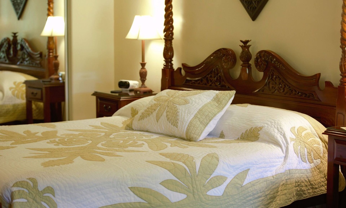 Papaikou House | Private Hawaiian style unit "Sleep Number" king bed with A/C
