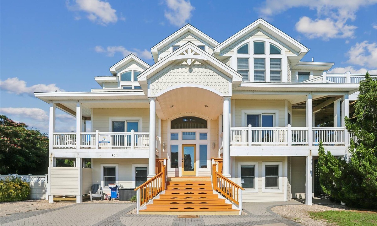 Pine Island House | Private heated pool, hot tub, Pool table, pet friendly. 9 Bdrm w/10th sleeping area