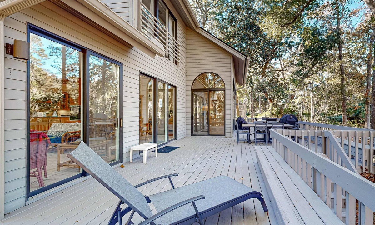 Vanderhorst Plantation House | Private home with large deck and views of a lagoon – walk or bike to the beach