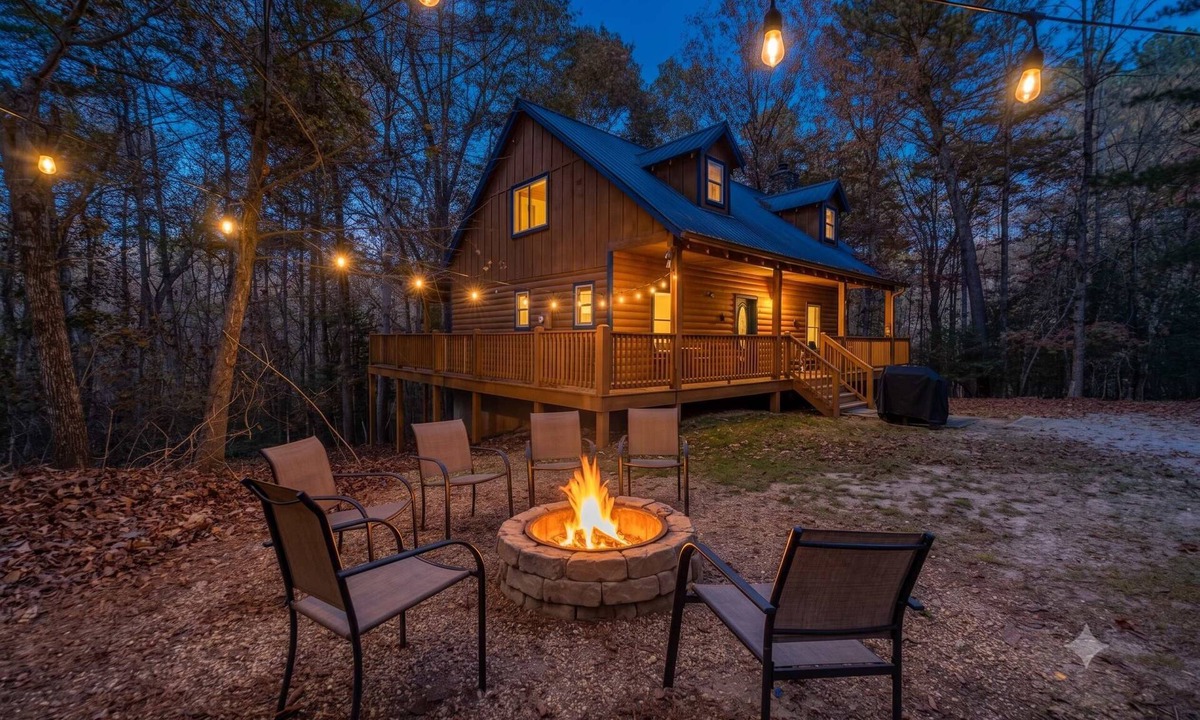 Helen House | PRIVATE LOG CABIN l PET FRIENDLY | HOT TUB l SAUNA
