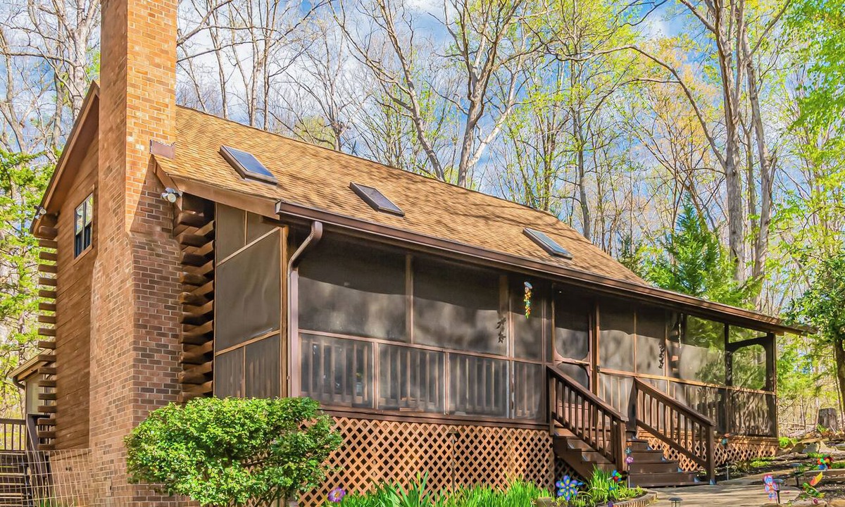 Mineral Cabin | Private Log Cabin with Hot Tub, Fire Pit & Porch