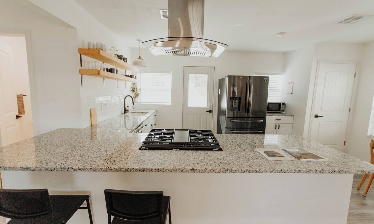 North Waco House | Private Pickleball Court! Lovely 2 Bedroom Home - Minutes to Everything