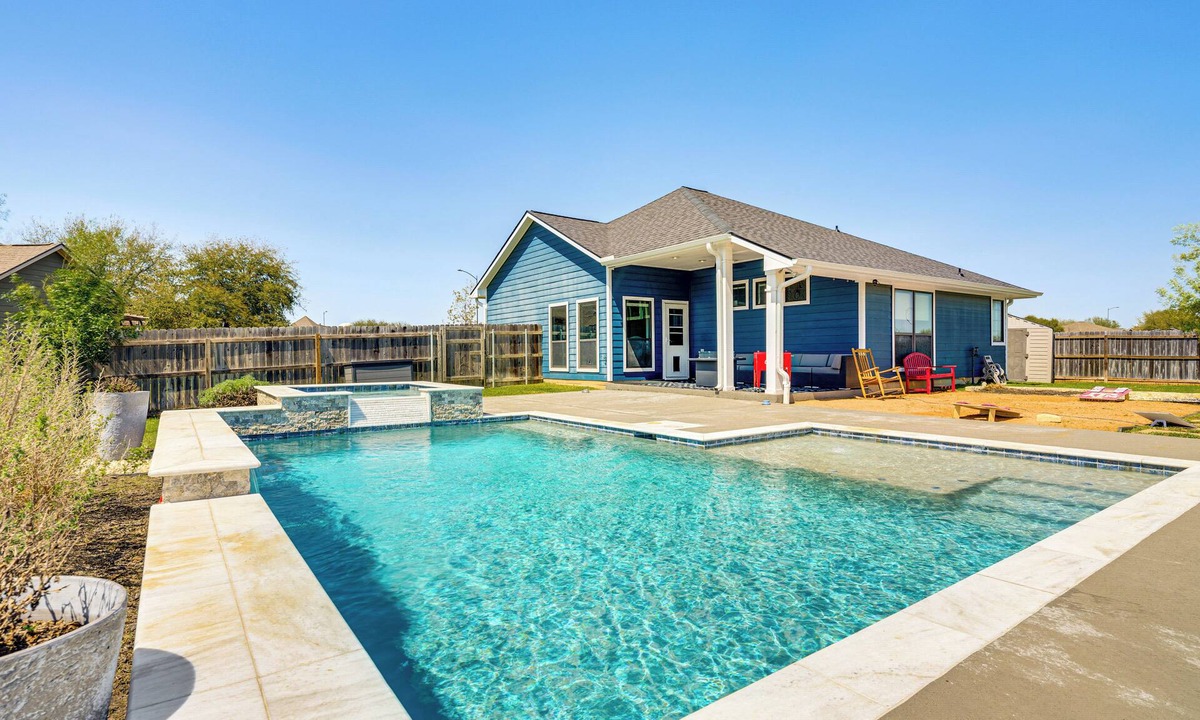 Wellborn Cottage | Private Pool & Hot Tub: 'wild Horse' Home!
