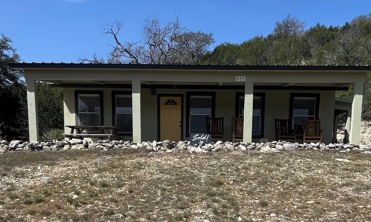 Leakey House | Private river access! Quiet, Peaceful.sleeps 6. amazing views.