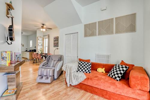 Metropolitan Apartment | Projector - 5 mins to DT - 4 King Beds - Massage Chair