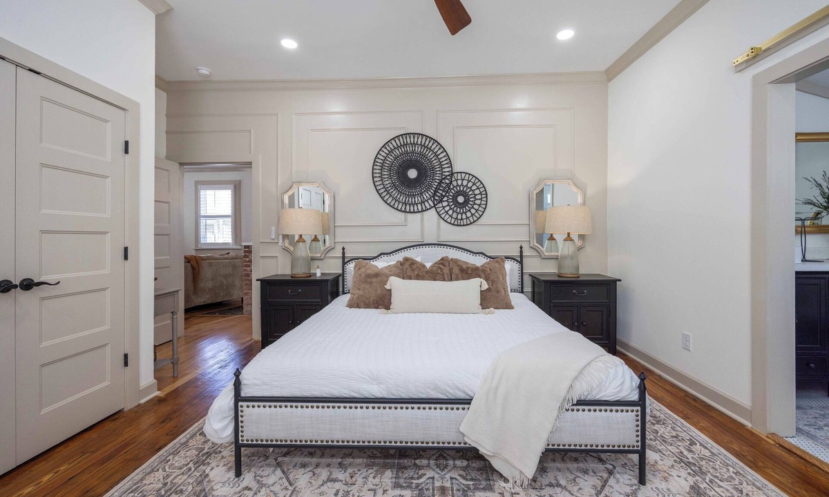 Columbus House | Promenade on Poplar- Brand New, Beautifully Decorated Cozy 2 Bedroom w/King Bed
