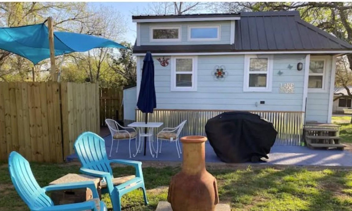 Silver Creek Village House | Quaint & Cozy 1-Bdrm Tiny Home- HOT TUB/SUPs/KAYAK
