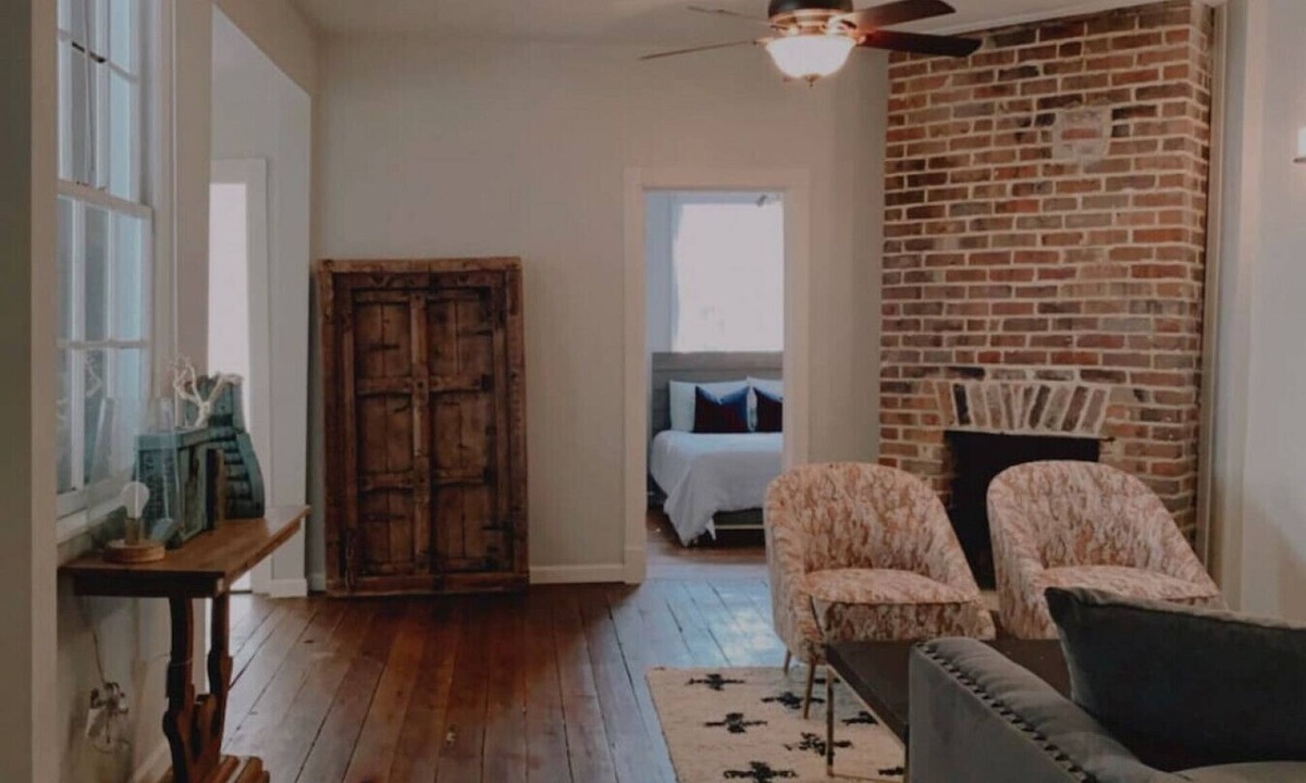 Downtown Charleston Apartment | Quaint Southern Charm - 2 BR Downtown Eastside