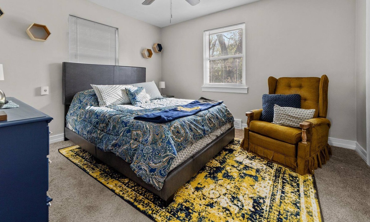 Winston - Salem Apartment | Queen Bed Studio w/Day Bed - HS Internet – Balcony Unit 2