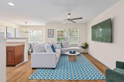 Charleston House | Queen Kelsey-Mins From Credit One-Pet Friendly