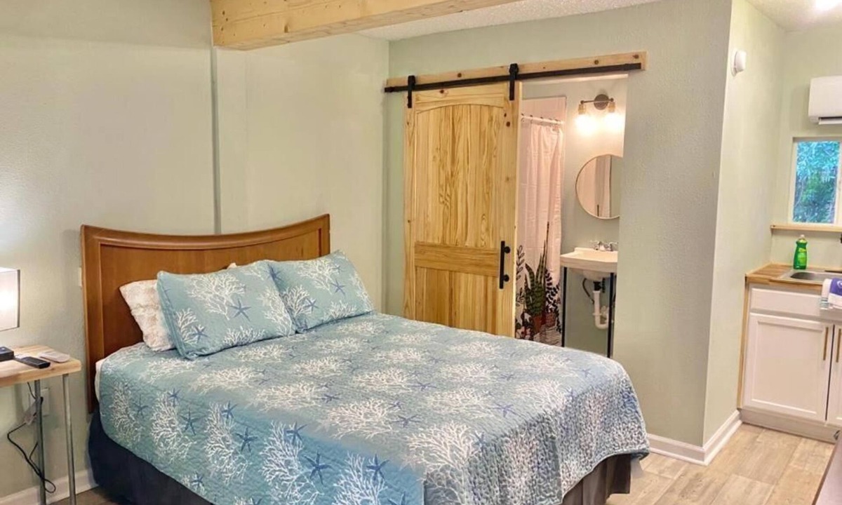 Panacea Apartment | Queen Kitchenette by the Bay #11