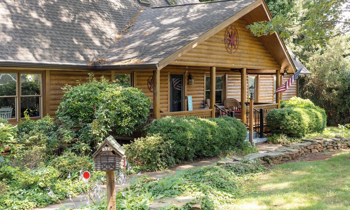 Mount Mourne Cabin | Queens Cove Cottage - Log Cabin w Private Dock - Lake Norman Vacation Rental