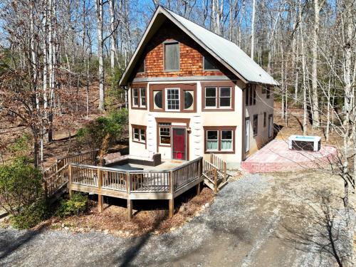Old Fort House | Quiet, Funky Retreat with Game Room and Hot Tub